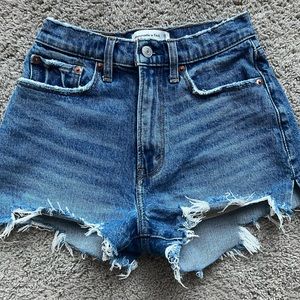 Abercrombie Curve Love High Rise Mom Short - Size 25